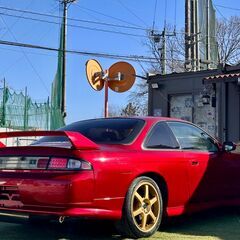 ローンは毎月23,200円～　日産　シルビア　Ｑ’ｓエアロ　即ドリ仕様／キャンディーレッドオールペン／ＣＵＳＣＯ車高調／ＮＲＧクイックリリース／社外LSD／ＪＵＲＡＮタワーバー／ＹＯＫＯＨＡＭＡ ＡＶＳ１７インチアルミホイール／ＨＫＳエアクリーナー／社外マフラー／ＭＯＭＯステアリング・ペダルの画像