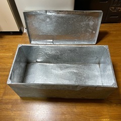 ビンテージ級　　ブリキ製衣装ボックスの画像