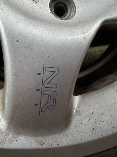 お譲り先決まりました‼️ブリヂストンNR595   -16Inc 7 J 6穴ハイエースにはめていました