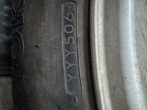 お譲り先決まりました‼️ブリヂストンNR595   -16Inc 7 J 6穴ハイエースにはめていました