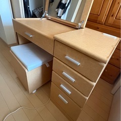 デスクとイスのセットの画像