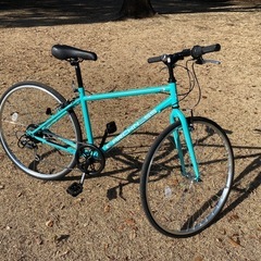 【新品•即乗れます】シマノ クロスバイク  700×28C 27インチ 6段変速　　　　　　　　　　レアカラーの画像