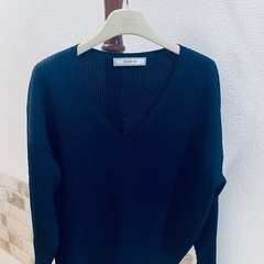 Rouge vif（ルージュ・ヴィフ）／アバハウス 上品な紺色のVネックセーターの画像