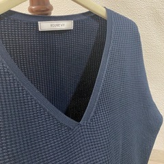 Rouge vif（ルージュ・ヴィフ）／アバハウス 上品な紺色のVネックセーターの画像