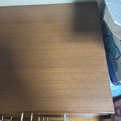 ブラウンのキャスター付き6段チェストの画像