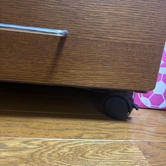 ブラウンのキャスター付き6段チェストの画像