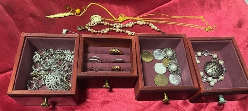 遺品整理ジュエリーボックス中身ありご自宅まで配達します (なめこ