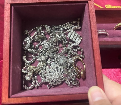 遺品整理ジュエリーボックス中身ありご自宅まで配達します (なめこ