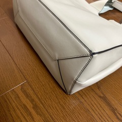 Mila Owen 白トートバックの画像