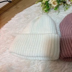 （お取引中）BROWNY のニット帽＆ピンクのニット帽の画像
