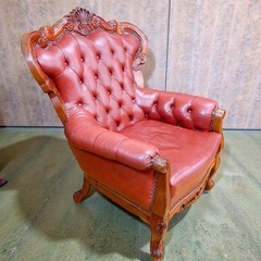 H-765 アンティーク調 本革 シングルソファ 1人掛け 彫刻木枠 レッド系 鋲打ち 家財便対応 チェア ロココ調 アームチェア イタリア製の画像
