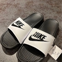【新品】NIKEベナッシ28センチの画像