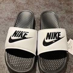 【新品】NIKEベナッシ28センチの画像