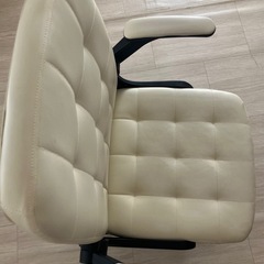 白いオフィスチェアの画像