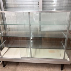 古ーいガラスのショーケースの画像