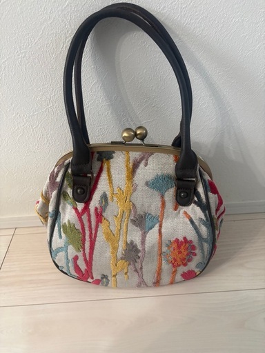 花柄刺繍のコンパクトなハンドバッグ、ハンドル付き。