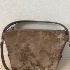 スエード風のブラウンショルダーバッグ、調整可能なストラップ付き。の画像