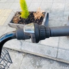 『ＳＡＬＥ　３０％』　ママチャリ　２６インチ　6変速　カゴ　自動ライト　付き　赤　配達可能の画像