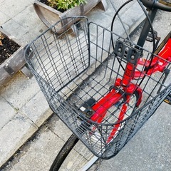 『ＳＡＬＥ　３０％』　ママチャリ　２６インチ　6変速　カゴ　自動ライト　付き　赤　配達可能の画像