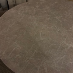 グレージュのテーブルの画像