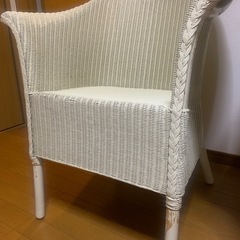 （譲渡者決定）ロイドーム風 白い肘掛け椅子　お部屋のアクセントにの画像