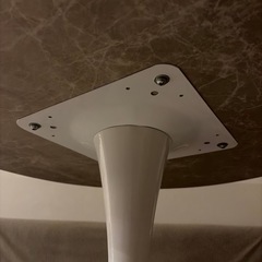 グレージュのテーブルの画像