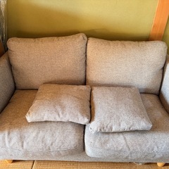 2人掛けソファ（グレー）  クッション付きの画像