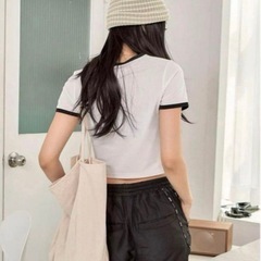 シーイン　クロップドTシャツ　の画像