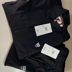 **Wilson（ウィルソン）**の 「アストン ウォームアップ ジャケット」と 「アストン ウォームアップ パンツ」の **上下セット（ブラック／メンズSサイズ）**の画像