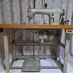 　業務用ミシン一式（台・モーター・フットペダル付き）動作確認済み／現状渡し の画像