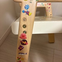 幼児用の机と椅子の画像