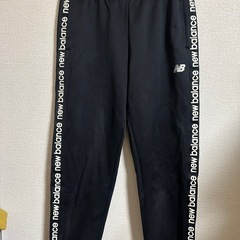 ニューバランス ブラック トレーニングパンツ スウェットパンツ フリースパンツの画像