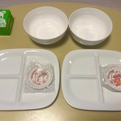 食器のセット(プレートやコップ)の画像