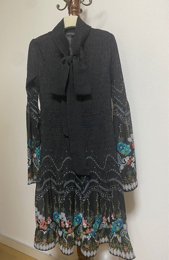 さらっと快適】シャーリング生地の花柄ボウタイワンピース 黒ZARA