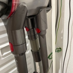 Dyson V8 Fluffy+  各種アタッチメント、充電スタンドつきの画像