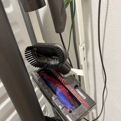 Dyson V8 Fluffy+  各種アタッチメント、充電スタンドつきの画像