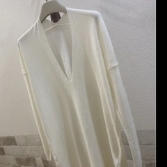 Rouge vifなめらか落ち感。大人のための上品Vネックニットの画像