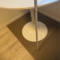 丸型ホワイトテーブルの画像