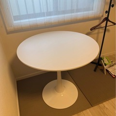 丸型ホワイトテーブルの画像