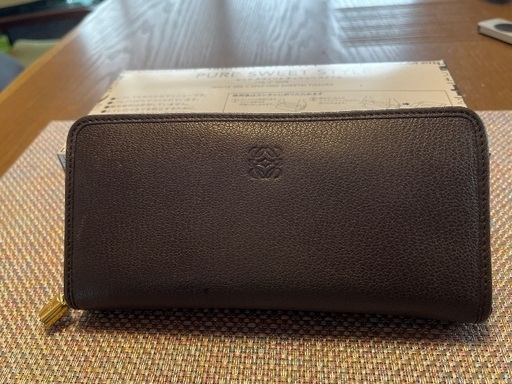 LOEWEの長財布です。若干の汚れ有ります。