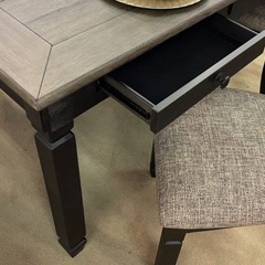 ダイニングテーブルの画像