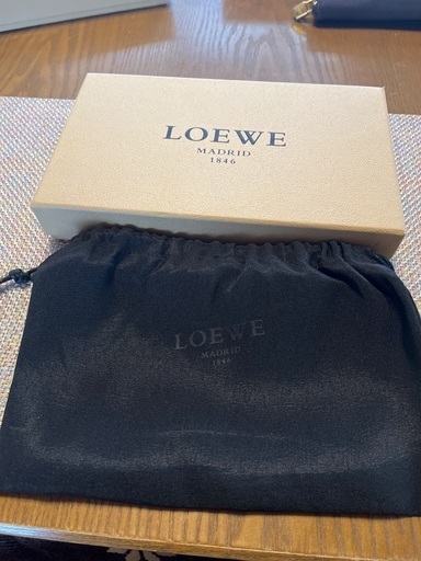  LOEWEの長財布です。若干の汚れ有ります。