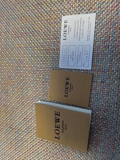  LOEWEの長財布です。若干の汚れ有ります。