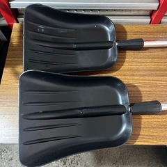 雪遊びにショベルスコップ2個セットの画像