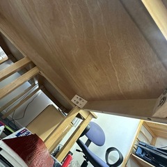 テーブルと椅子の画像