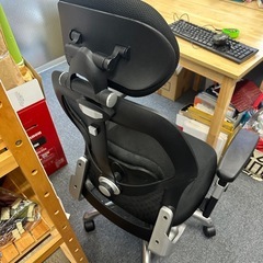 テーブルと椅子の画像