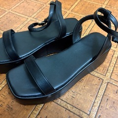 プラットフォームサンダルの画像