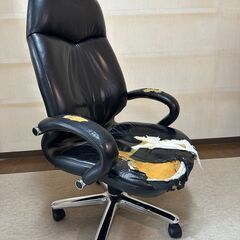 皮革製のオットマンとエグゼクティブ・チェアの画像