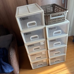 衣装ケース　9個➕プラスチック籠１個の画像