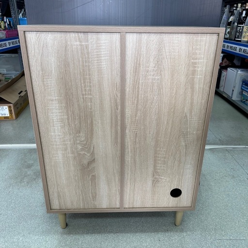 257 脚付き木製キャビネット